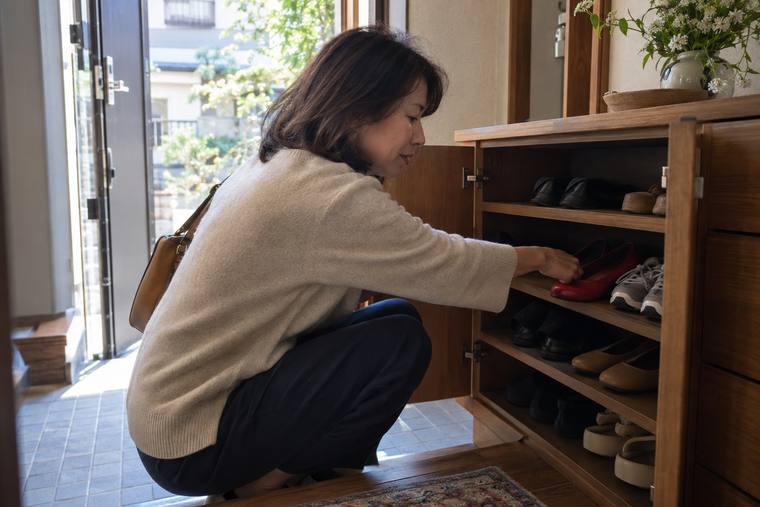 靴箱で、距離ではなく色で靴を選ぶ